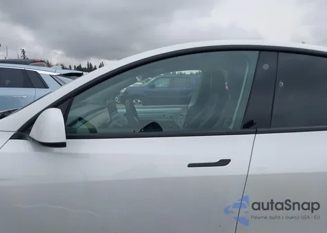 2022 Tesla Model Y Long Range Dual Motor All-Wheel Drive z USA, uszkodzony, nr VIN 7SAYGAEE2NF570912